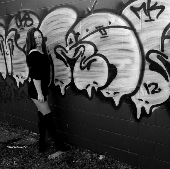 Black romper fits small - Picture 2 of 2